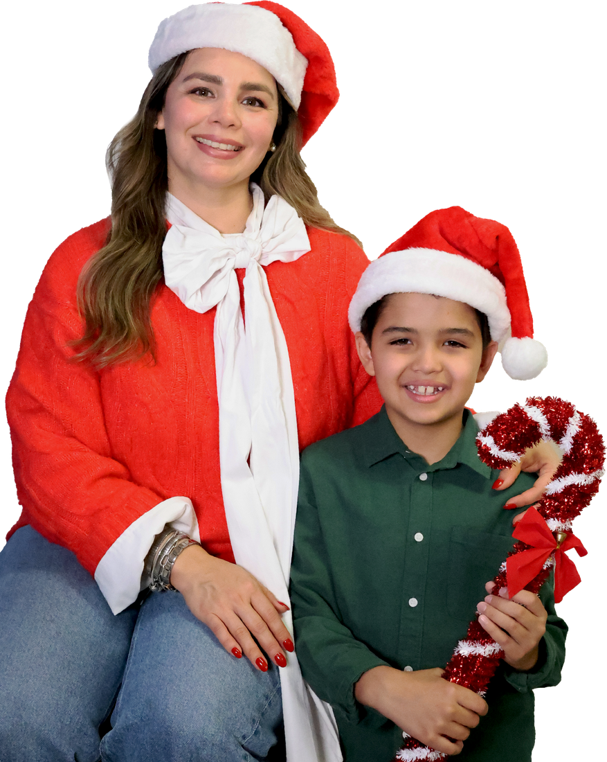 Mujer con saco rojo y niño con gorros navideños
